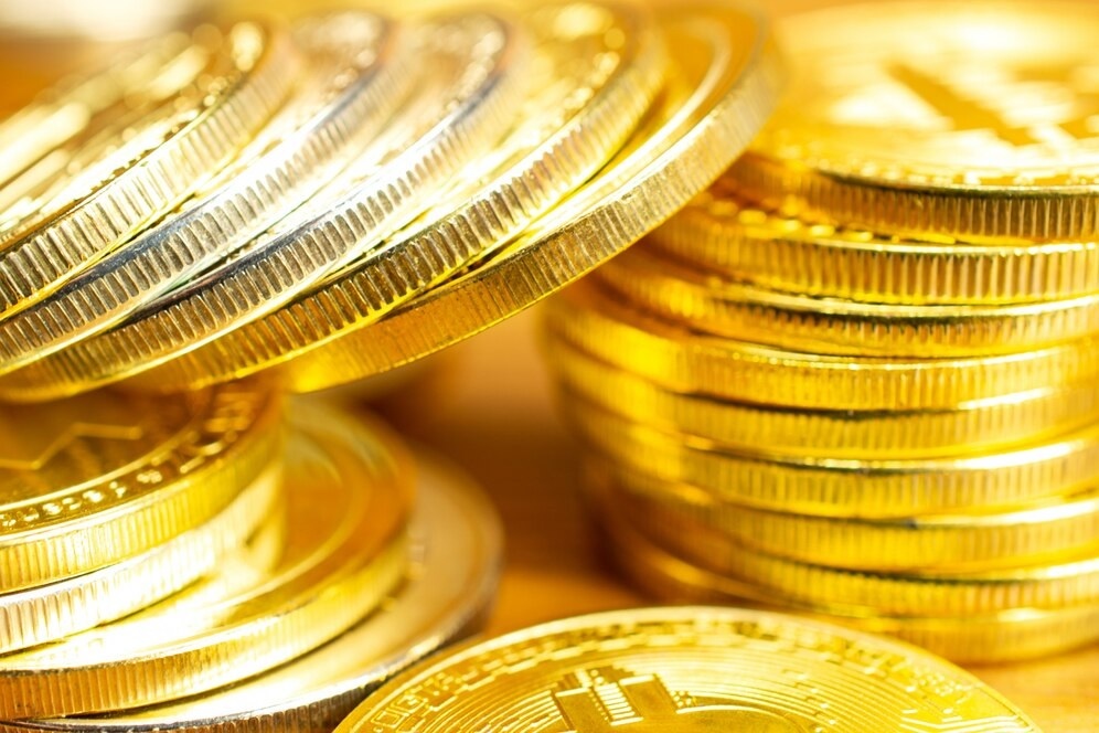 Gold hits record, stocks slip as Trump fuels Fed fears